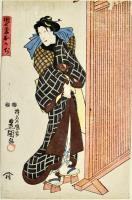 Figura femminile, geisha che cammina alzandosi l’elegante e movimentato kimono 